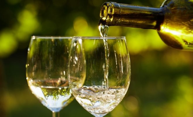 5-ideal-situations-for-drinking-white-wine-boldface-news